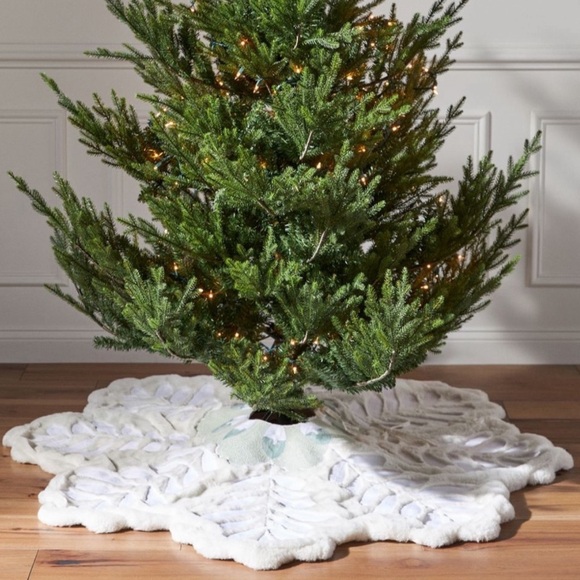 Anthropologie faux fur snowflake tree skirt, NEW! - Picture 1 of 4
